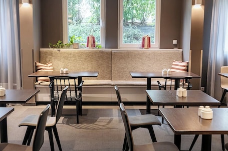 Desayuno buffet diario (EUR 21 por persona)