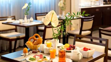Petit déjeuner buffet (21 EUR par personne)