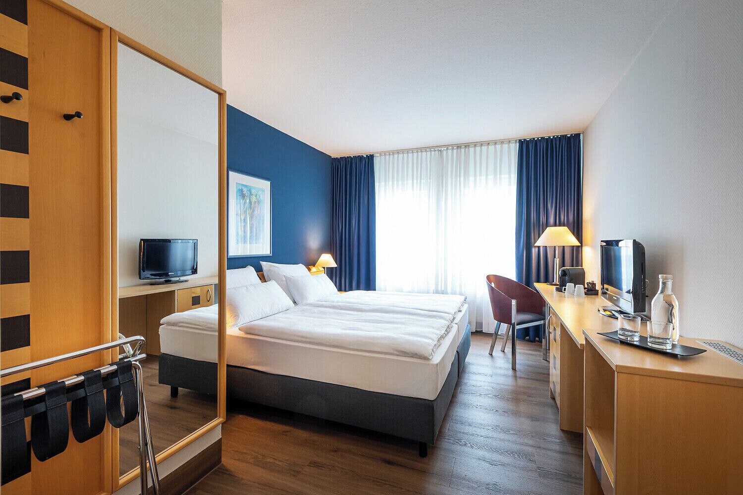 Business-Doppelzimmer | Zimmersafe, Schreibtisch, Verdunkelungsvorhänge, Bügeleisen/Bügelbrett