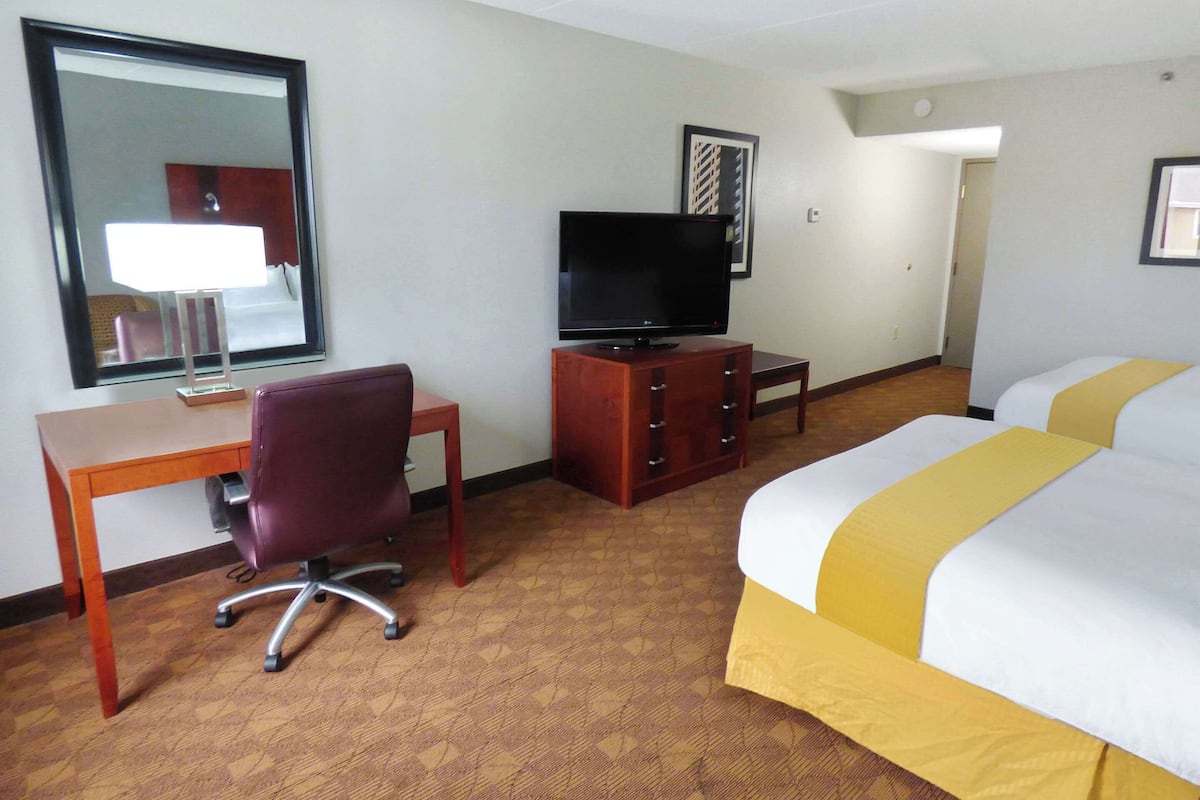 1 bedroom, premium bedding, desk, laptop workspace