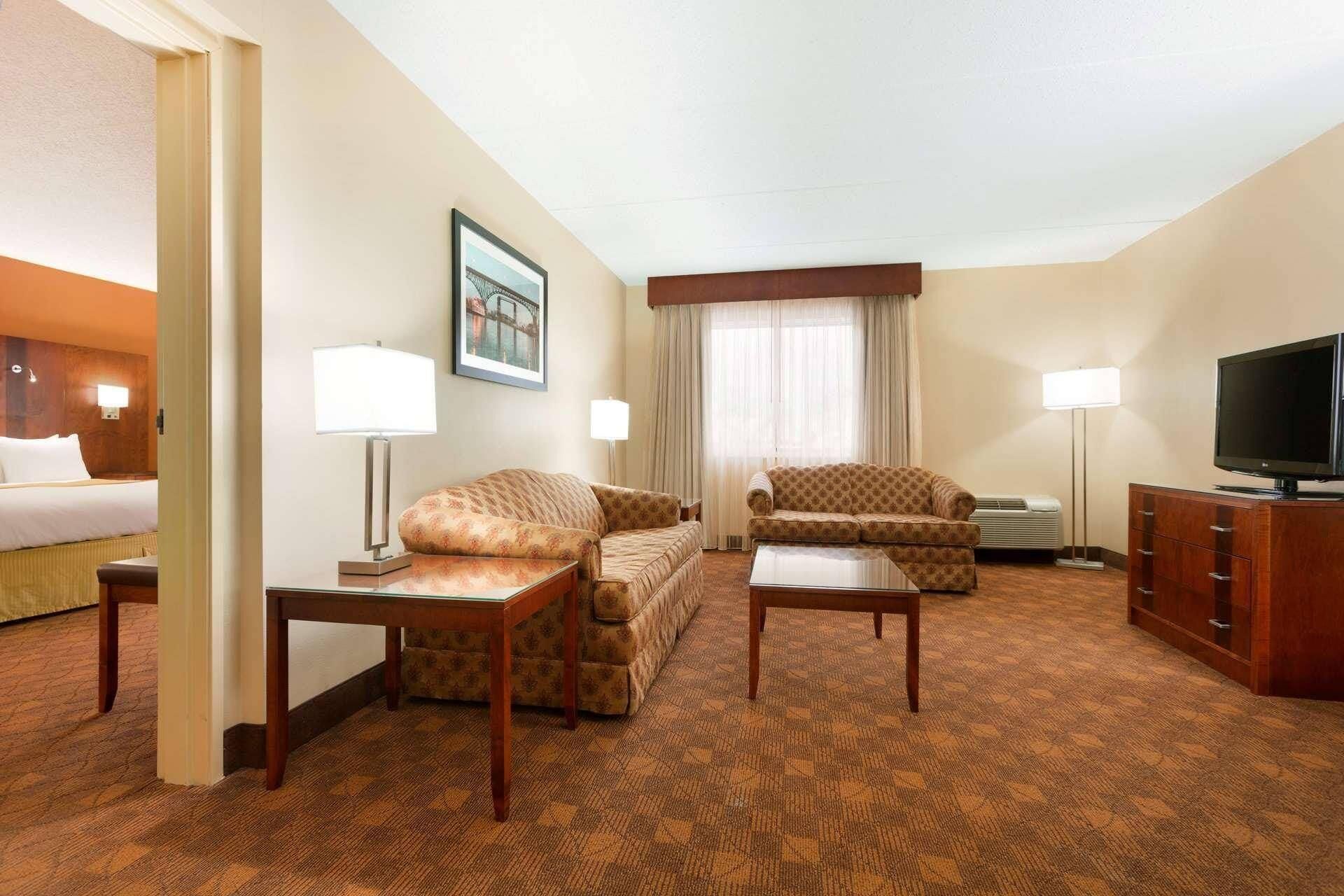 Suite, 1 Bedroom, Non Smoking | Premium bedding, desk, laptop workspace, soundproofing