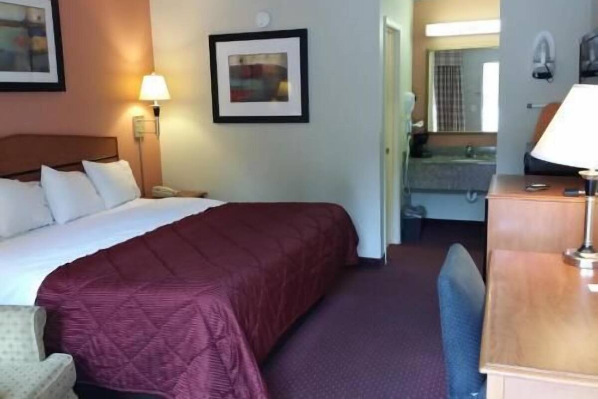 In-room safe, desk, iron/ironing board, free WiFi