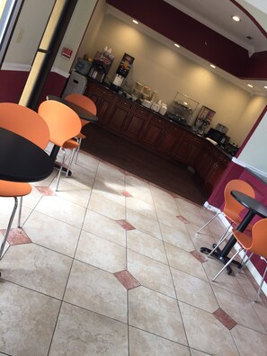 Breakfast area - Howard Johnson by Wyndham Dothan (Dothan)