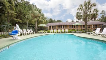 Una piscina al aire libre, sombrillas