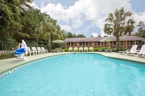 Una piscina al aire libre, sombrillas