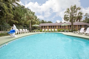 Outdoor pool, pool umbrellas