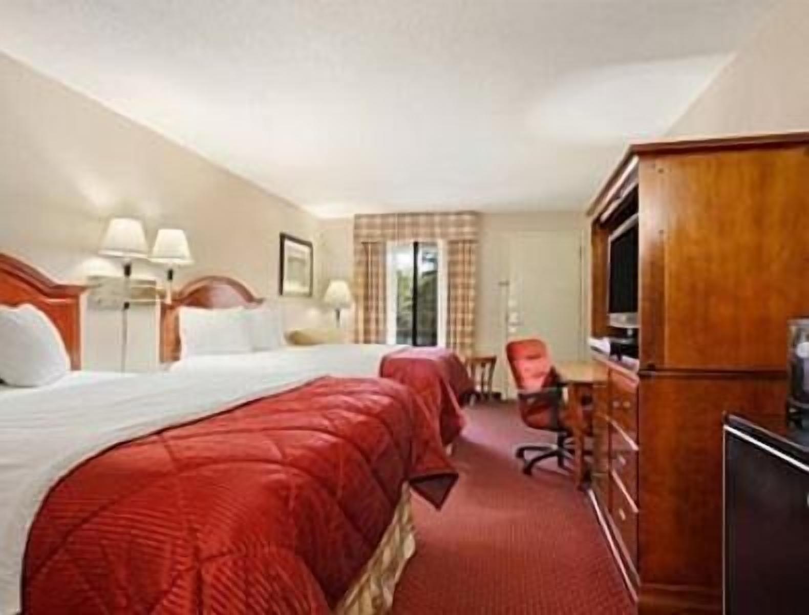 In-room safe, desk, iron/ironing board, free WiFi