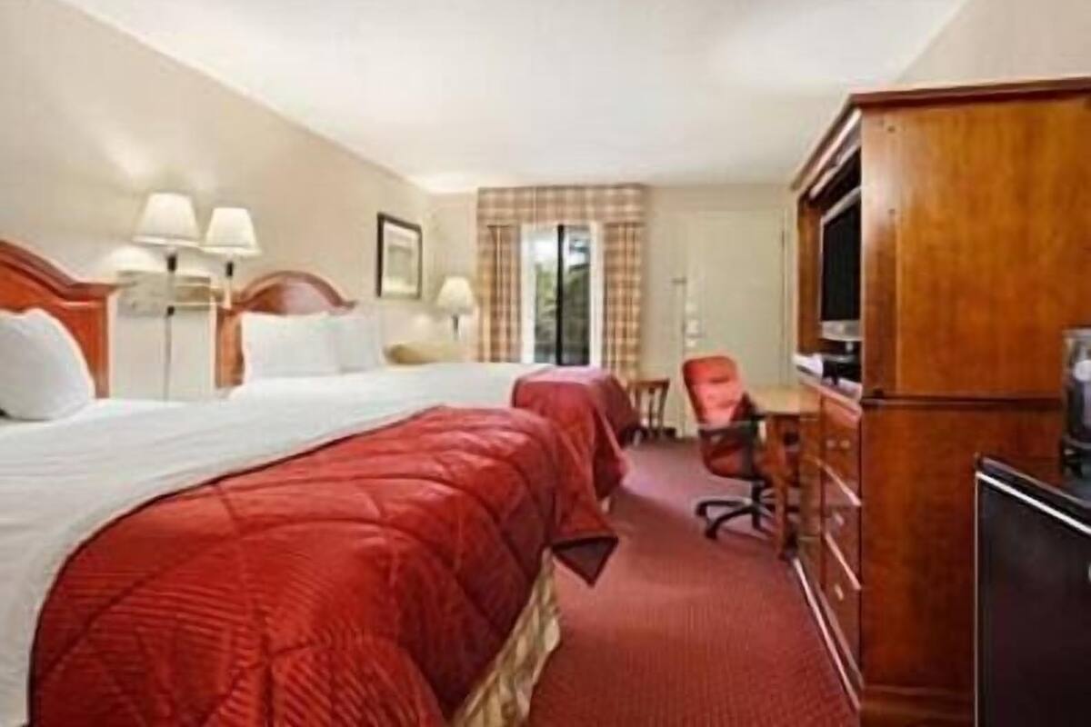 In-room safe, desk, iron/ironing board, free WiFi