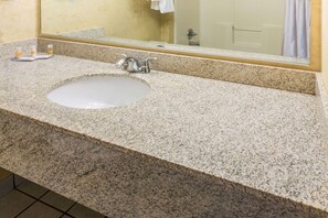 Kombinasi shower/bathtub dan perlengkapan mandi gratis