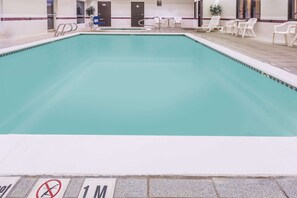 Indoor pool, sun loungers