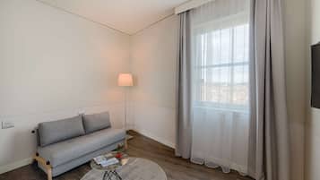 Minibar, safe på rommet, skrivebord og lydisolert