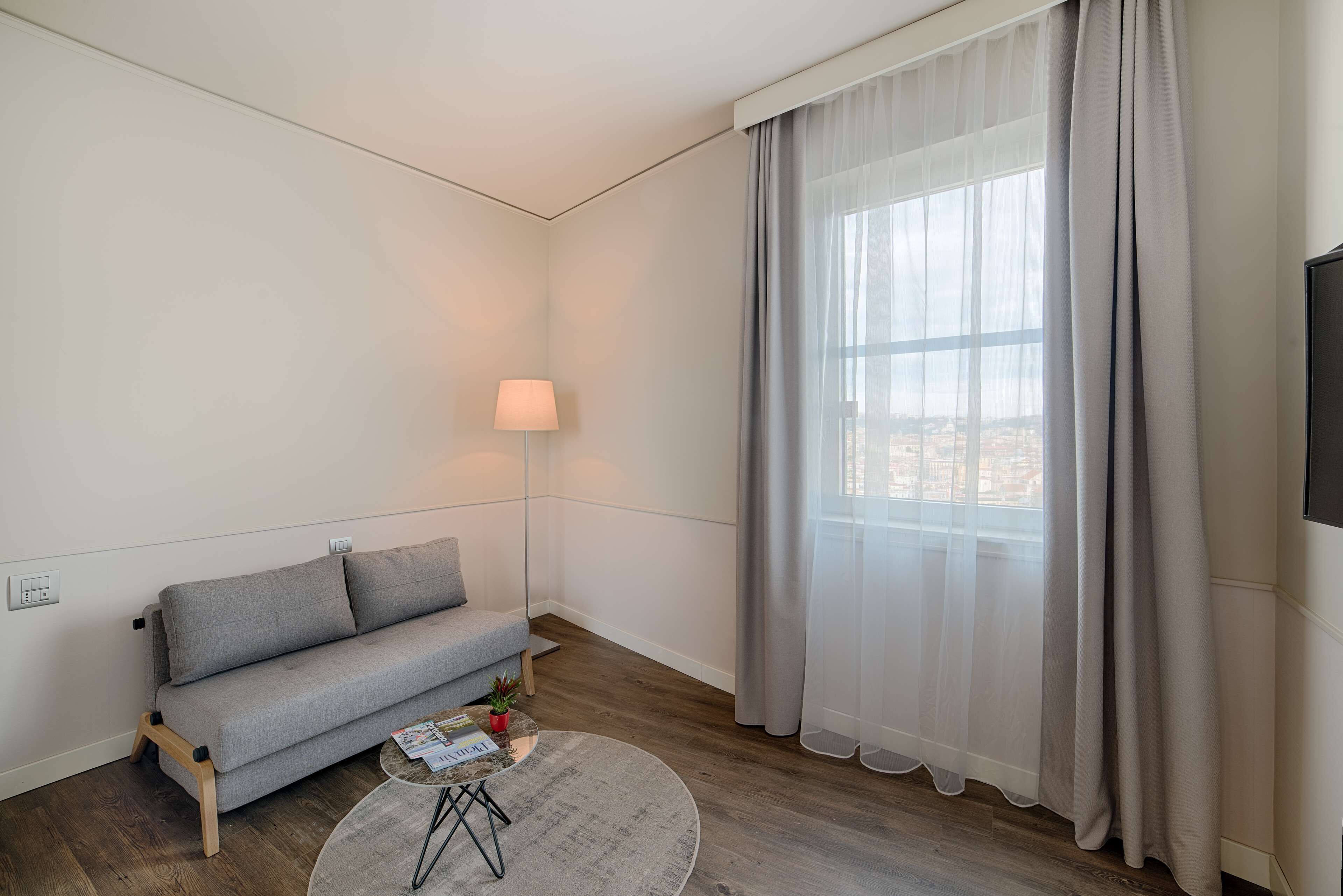 Minibaari, tallelokero huoneessa, työpöytä, äänieristys