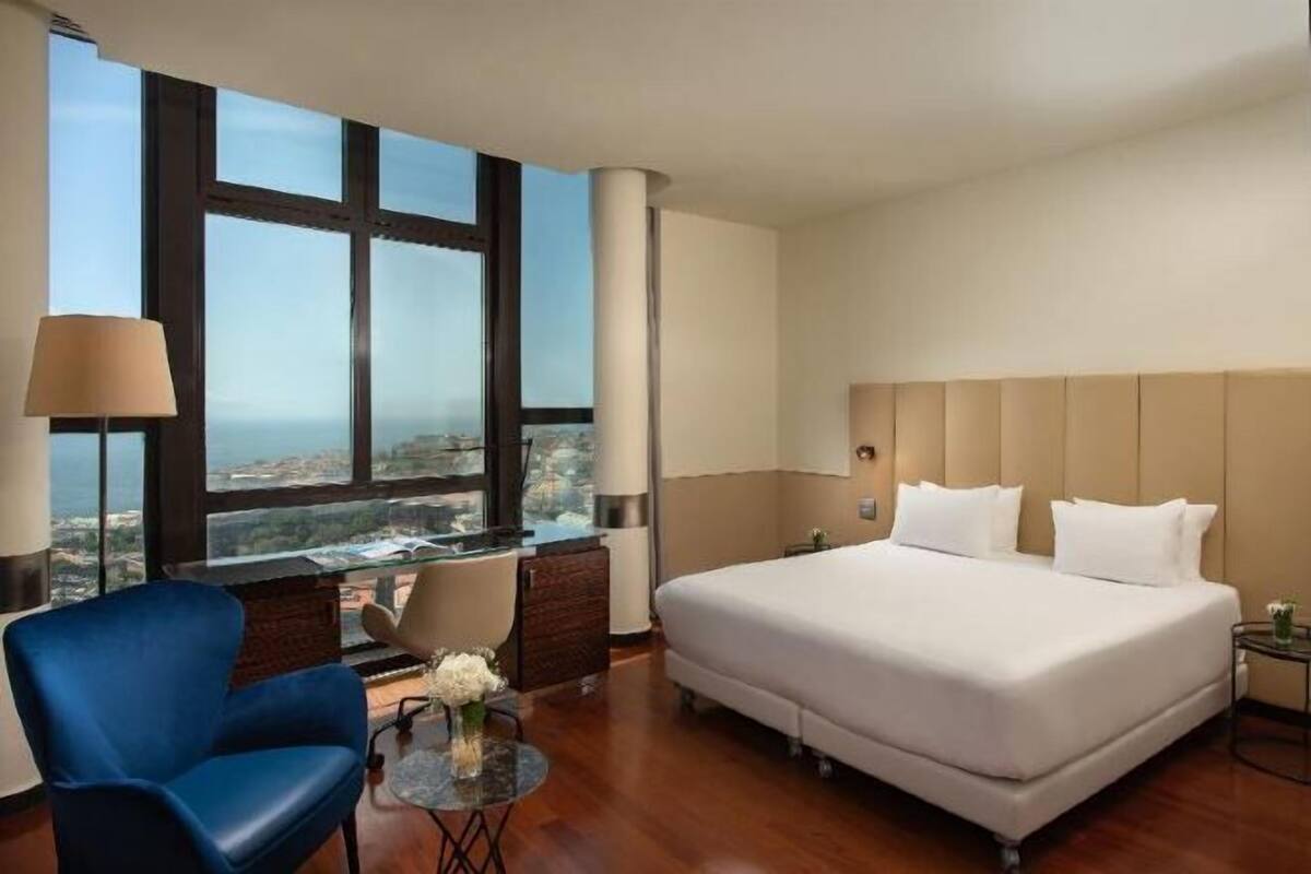 Minibar, caja fuerte, escritorio y sistema de insonorización