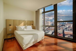 Minibar, in-room safe, desk, soundproofing - NH Napoli Panorama (Naples)