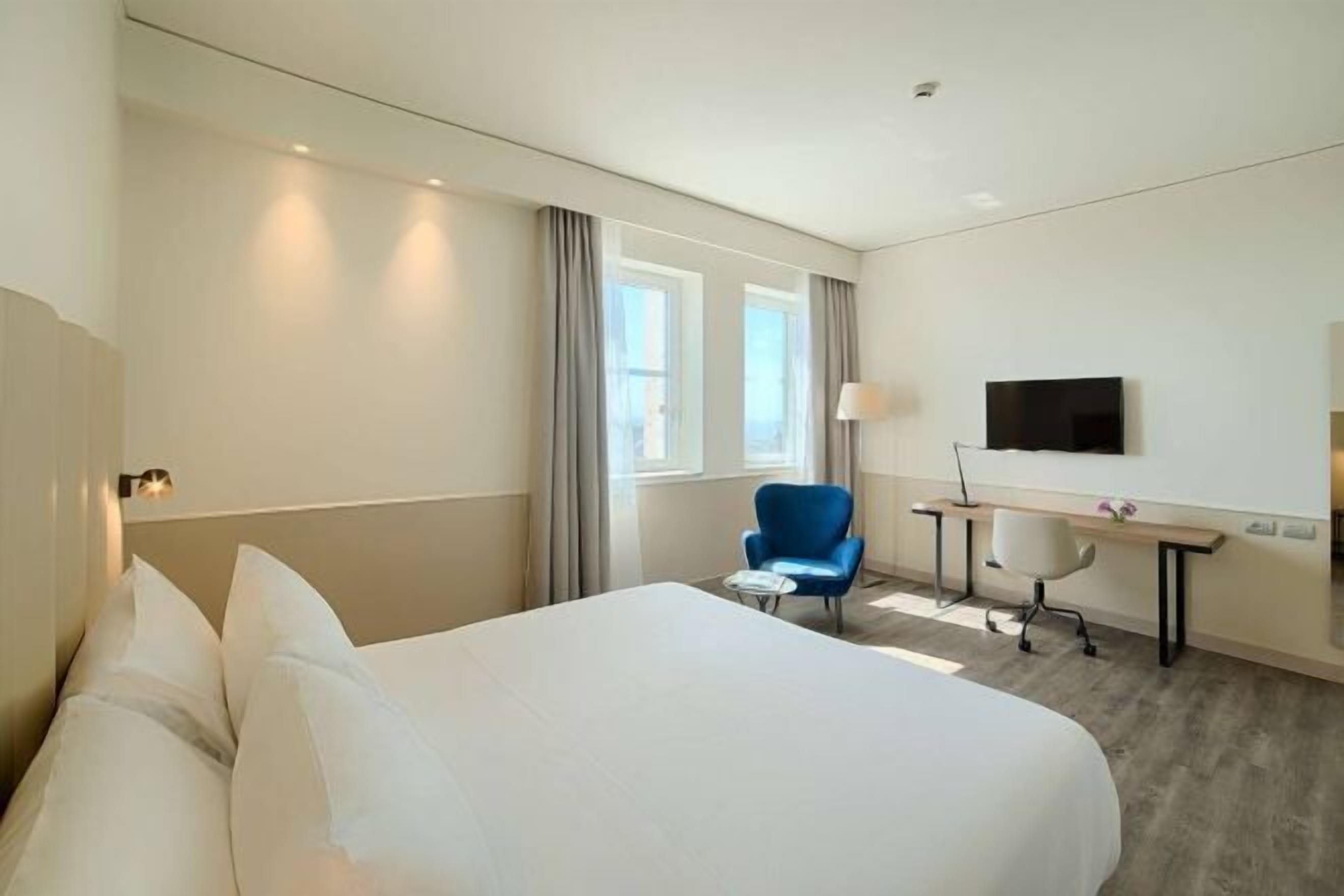 Minibar, caja fuerte, escritorio y sistema de insonorización