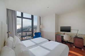 Minibar, in-room safe, desk, soundproofing - NH Napoli Panorama (Naples)