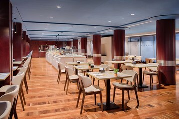 Café da manhã com buffet todos os dias mediante uma taxa
