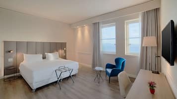 Minibaari, tallelokero huoneessa, työpöytä, äänieristys