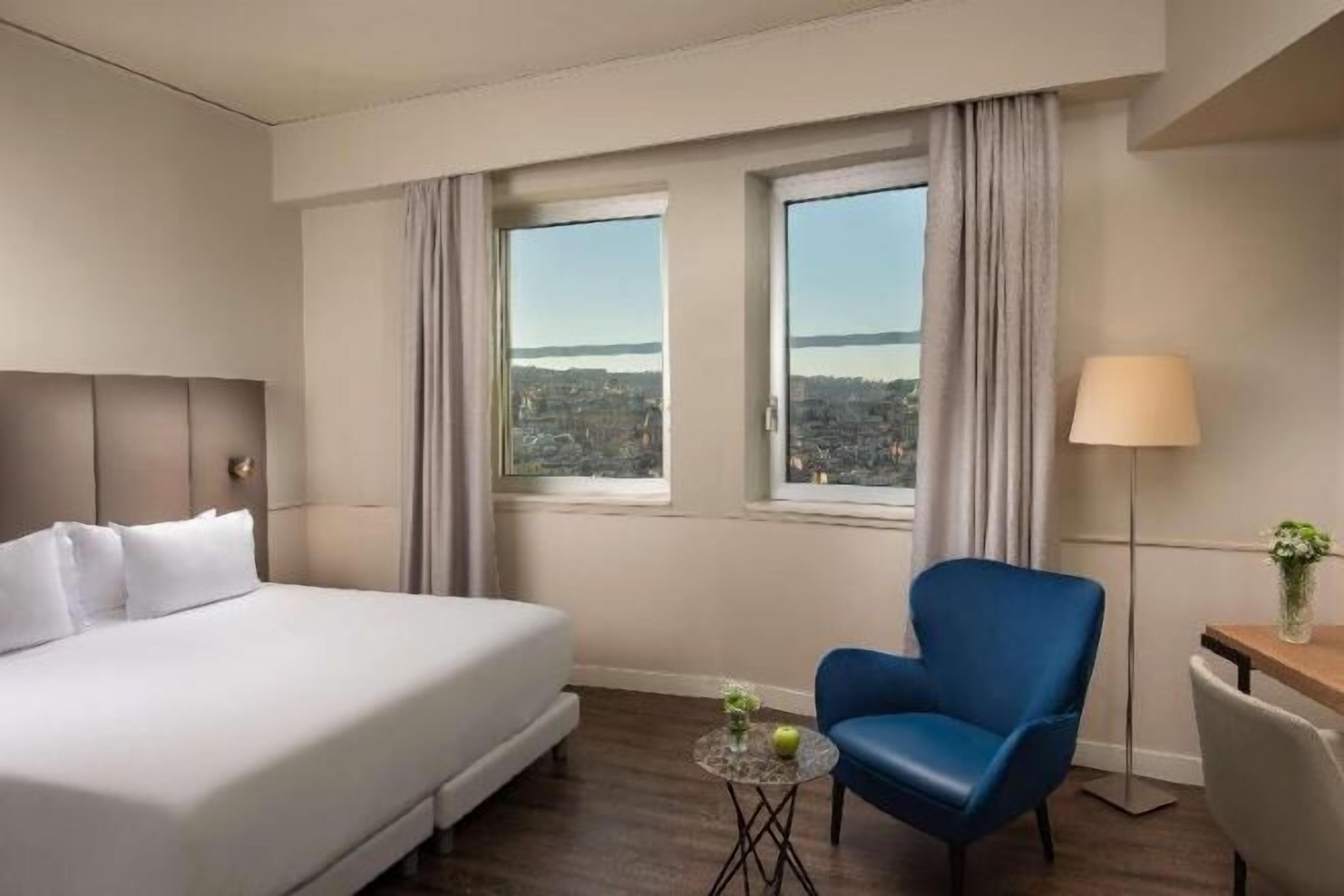 Minibar, odada kasa, masa, ses yalıtımı 