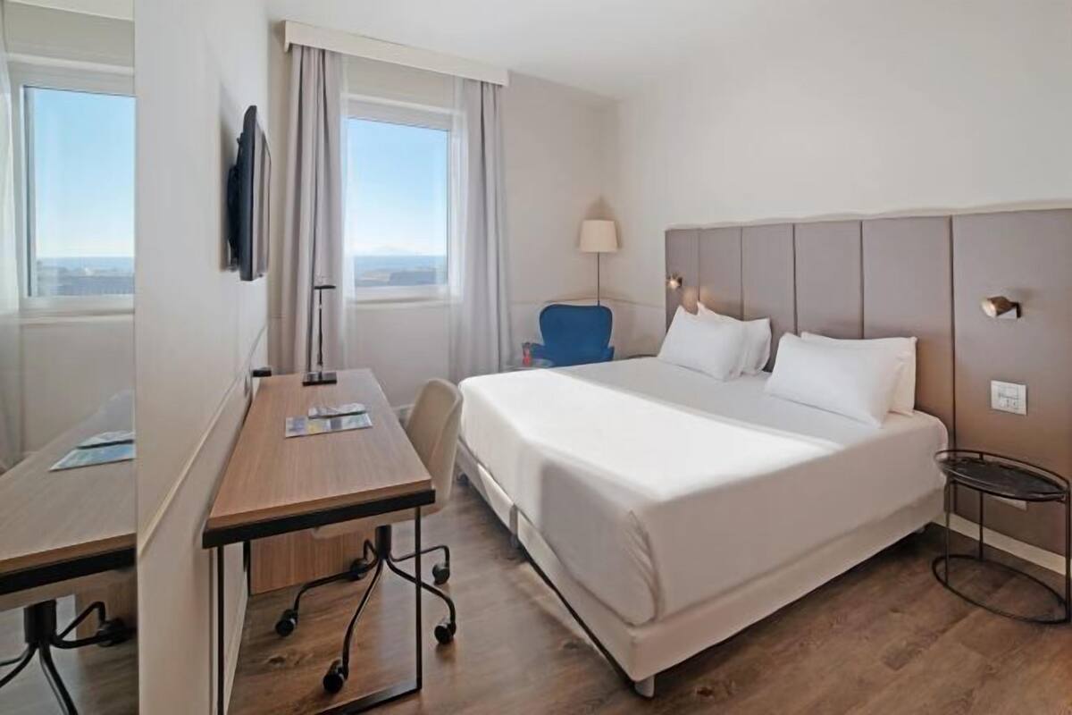 Minibar, caja fuerte, escritorio y sistema de insonorización