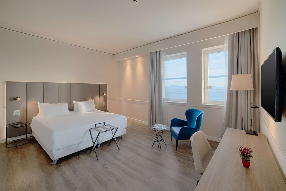 Minibar, värdeförvaringsskåp på rummet, skrivbord och ljudisolering