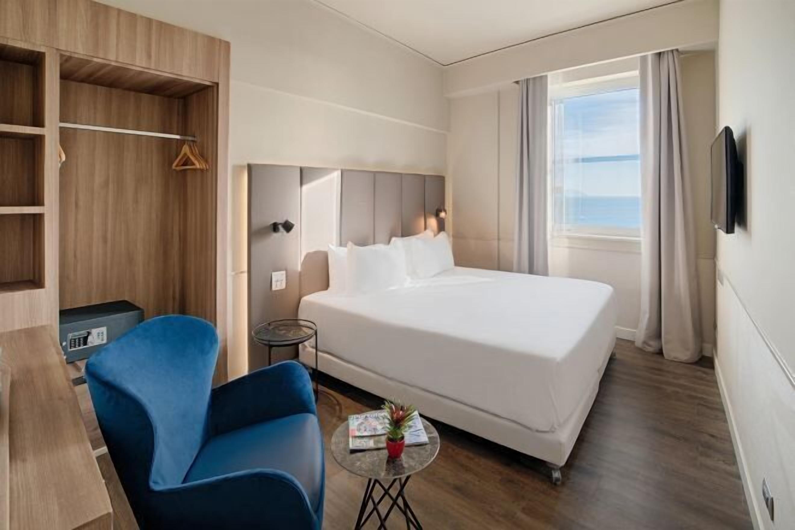 Minibar, caja fuerte, escritorio y sistema de insonorización