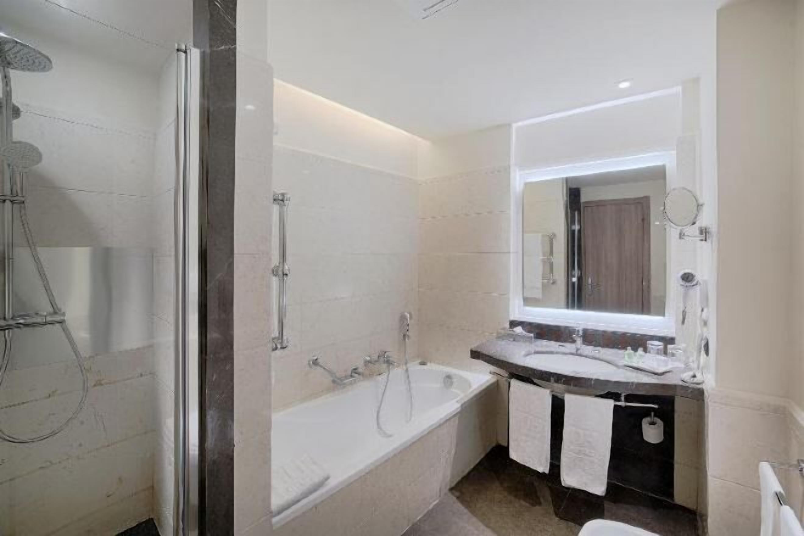 Dype avslapningsbadekar, regndusjhode og miljøvennlige toalettsaker