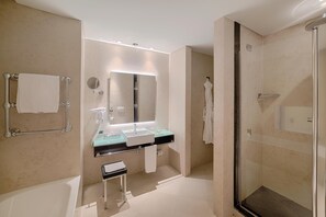 Deep-soaking bathtub, rainfall showerhead, eco-friendly toiletries - NH Napoli Panorama (Naples)