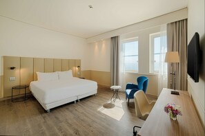 Minibar, in-room safe, desk, soundproofing - NH Napoli Panorama (Naples)