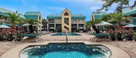 Piscine extérieure, parasols de plage, chaises longues