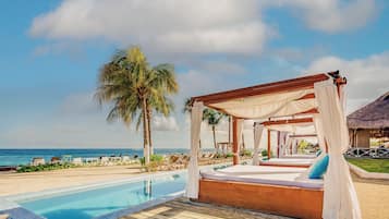 Plage privée, cabines gratuites, chaises longues, parasols