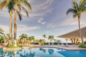 2 piscinas al aire libre, camas de piscina gratis, sombrillas