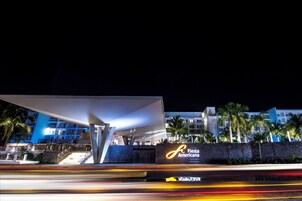 Fachada de la propiedad por la tarde o noche