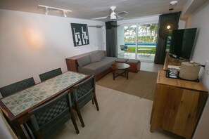 Suite familiale, 3 chambres, piscine privée | Aire de séjour | Téléviseur à DEL de 55 po avec télévision par câble, table de baby-foot