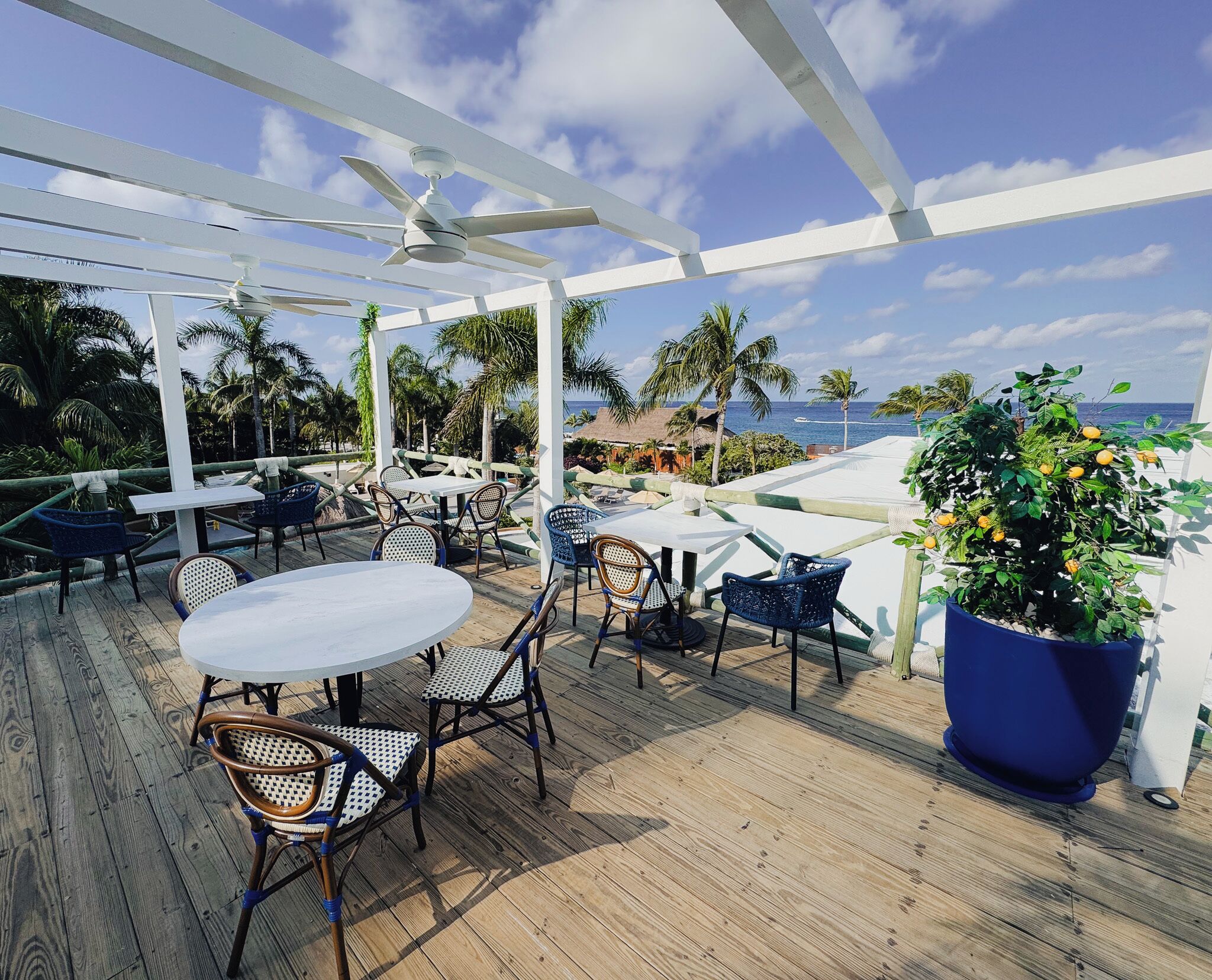 7 間餐廳；供應早餐、午餐、晚餐；意大利菜