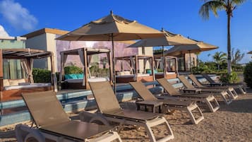 Playa privada, camas de playa gratuitas, camastros y sombrillas