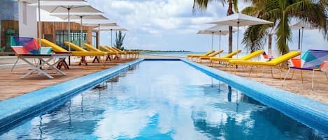 Una piscina al aire libre, cabañas de piscina gratuitas, sombrillas