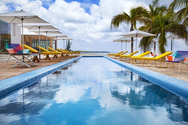 Una piscina al aire libre, cabañas de piscina gratuitas, sombrillas