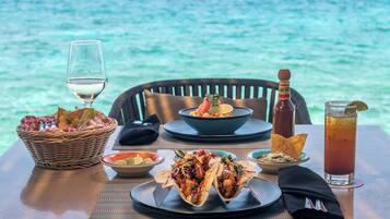 7 restaurantes; se sirve desayuno, almuerzo y cena; cocina italiana