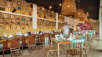 7 restaurantes; se sirven desayunos, comidas y cenas