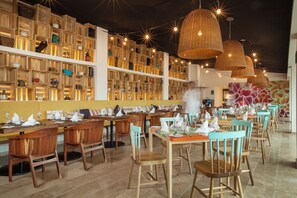 7 restaurants; breakfast, lunch, and dinner served