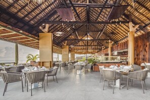 7 restaurants, servant le déjeuner et le dîner; cuisine italienne