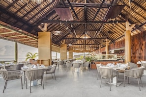 7 restaurants, servant le déjeuner et le dîner; cuisine italienne