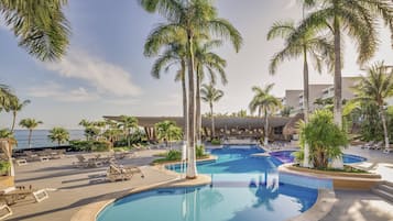 2 piscinas al aire libre, camas de piscina gratis, sombrillas