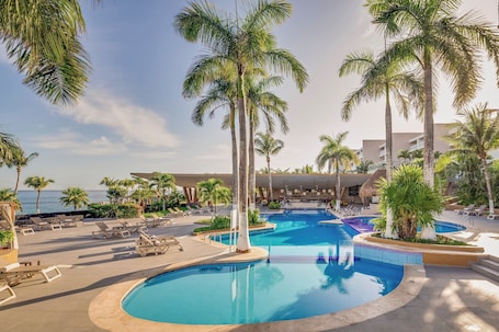 2 piscinas al aire libre, camas de piscina gratis, sombrillas