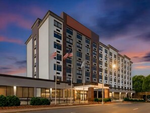 Front of property - Holiday Inn Express And Suites Washington Dc Noma by IHG (Washington)