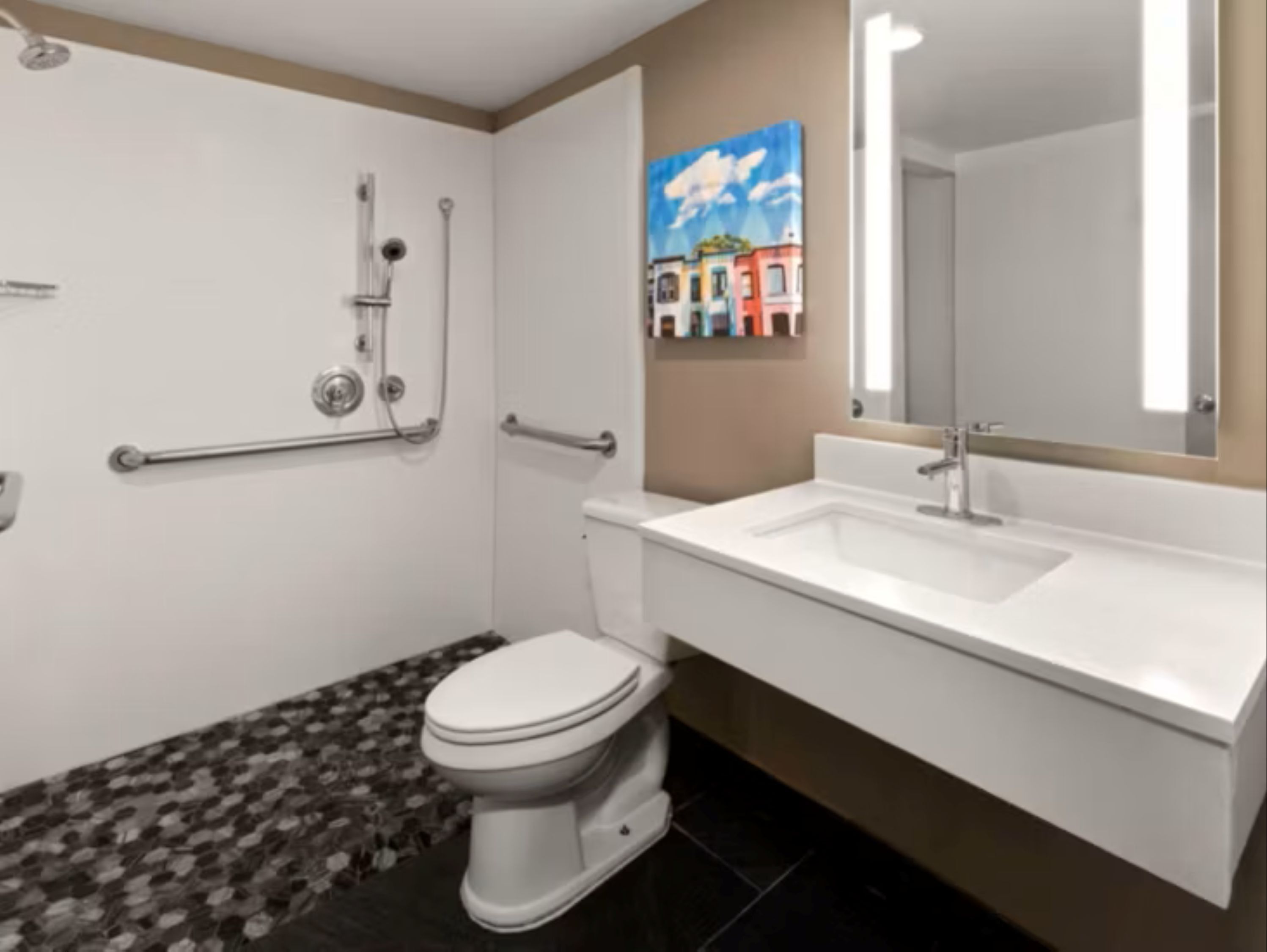 Combined shower/tub, free toiletries, hair dryer, towels