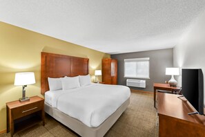 Rom, 1 kingsize-seng, tilgjengelighetstilpasset, ikke-røyk | 1 soverom, skrivebord, skrivebord for bærbar PC og strykejern/-brett