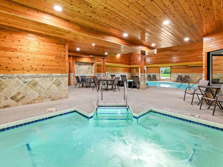 من حمّامات السباحة المغطاة