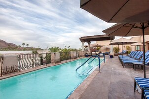 3 piscinas al aire libre, cabañas de piscina (de pago), sombrillas